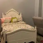 سريرين نفر مختلفين مع الدولاب وكنب
