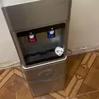 يوجد لدى براده وفيها ثلاجه بالاسفل