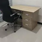 مكتب صغير وكرسي فخم بحالة فوق الممتازة للبيع المباشر