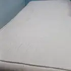 سرير فردي مع مرتبة نظيفة للبيع