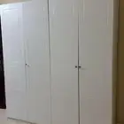 يوجد غرفة نوم ومجلس ضهر وكنب جلسه
