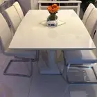 طاولة طعام للبيع نظيفة