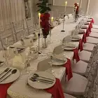 طاولات قزاز وكراسي شفاف مع التنسيق