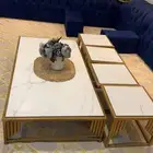 طاوله ارضيه رخام مستطيله معها اربع طاولات خدمه