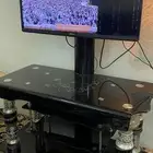 تلفزيون وطاوله التلفزيون فيه كسر ف الشاشه موضح