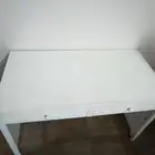 مكتب من ايكيا جديد استخدام خفيف جدا