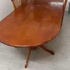 طاوله طعام كبيره معها 3 كراسي وطاوله ثانيه وكرسيين ومكتبه