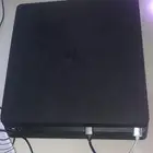 سوني 4 للبيع مع 3 اشرطه و كنترول و شخص صامل ياخذ 800