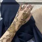 نقش حناء مميزة على اليدين