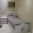 سريرين مفرد وكمودينه وتسريحه