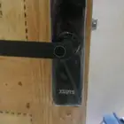 فني تركيب القفل الذكي