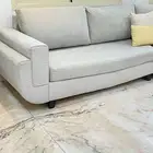 كنب نظيف خالي من الشقوق على السوم