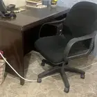 مكتب بحالة جيدة مع الكرسي