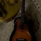 قيتار نظيف جدا مع كرتونه و اغراضه كامله