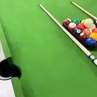 طاولة بلياردو مع مستلزماتها