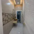 شقه للبيع دور ثاني حي الاخضر تبوك 450 الف