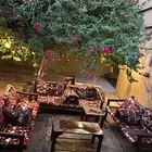 كراسي مع مخاد وطاولتين نظيفه جدا
