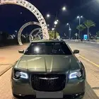 السيارة كرايسلر المديل 2020 الفئة C300 اللون زيتي الممشى