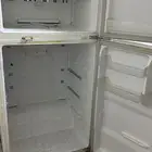 ثلاجه و طاولات استقبال نضيفة