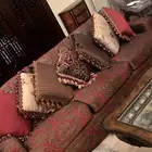 طقم كنب مع طاولات ولوحات