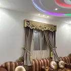 كنب نظيف مع ستايره وفرشه