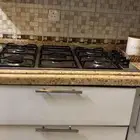 للبيع مكيف اسبليت و مطبخ وفرن و طاولة طعام