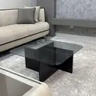 طاولة جديده بس طلعت صغيره على الصاله
