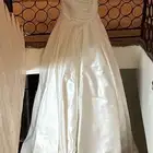 فستان زفاف يتشكل حسب الجسم لم يستخدم