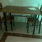 سرير وطاولة خشب للبيع
