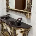 مغسله يدين و كنب نظيف و طاولة تلفزيون