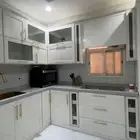 دولاب مطبخ خالي من الكسور