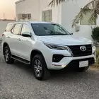 فورتشنر 2023بانزين 6سلندر دبل عداد145ألف خالي من الرشات