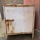 حديد دولاب مع اغراضه