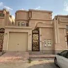 فيلا ممتازة شارع 20 شمالي طويق درج داخلي وشقتين 350م