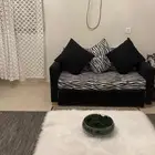 الكنبه استخدمين والطواله من ايكيا الكتبه