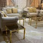 كنب وطاولات وستارتين