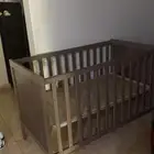 طاولة تلفزيون و سرير اطفال