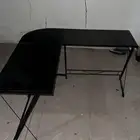 للبيع طاولة حرف L مطلوب 150 قابل للتفاوض بيعه سريعه