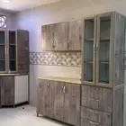 دولاب مطبخ نظيف وثلاجة وسخان مويه