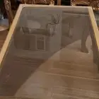 كرسي ملكي وطاولات خدمة