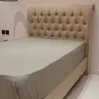 للبيع سرير لون قماش بيج نظيف