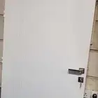 باب خشب مع الحلق والكالون