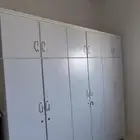 دولاب ملابس للبيع.