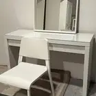 تسريحة من ايكيا مع كرسي ومراية