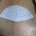 طواقي ملونة وبيضاء