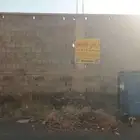 أرض مساحة 2492م بأبها مطلة بحي الصحافة مسورة بعداد كهربا