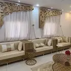 كنب مجلس مع الستائر والطاولات