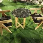 كراسي وطاولات خارجية لمحلات الكوفي والشاي