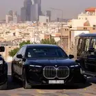 سيارة مع السائق