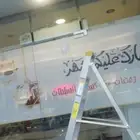لوحات محل وحروف بارزة